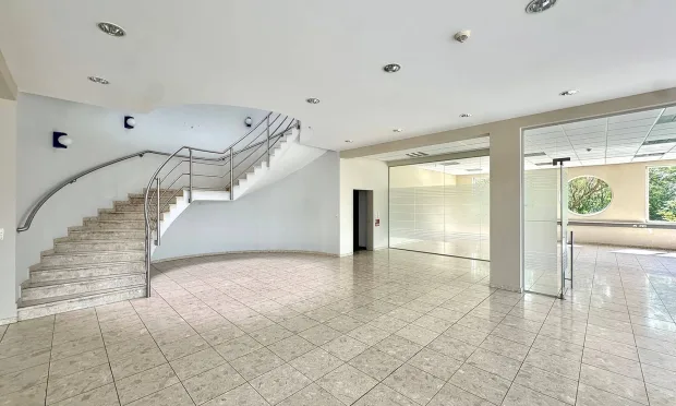 Büro-Lager-Kombi mit großzügiger Grünfläche