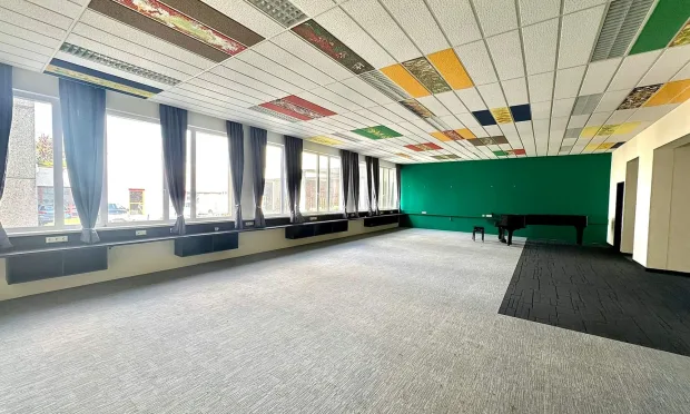 Büro-Lager-Kombi mit großzügiger Grünfläche