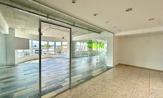 Büro-Lager-Kombi mit großzügiger Grünfläche