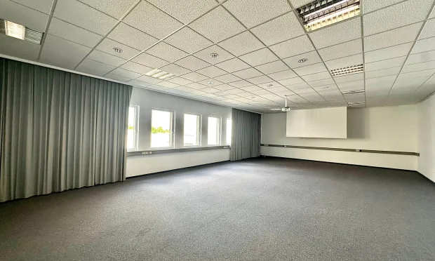 Büro-Lager-Kombi mit großzügiger Grünfläche