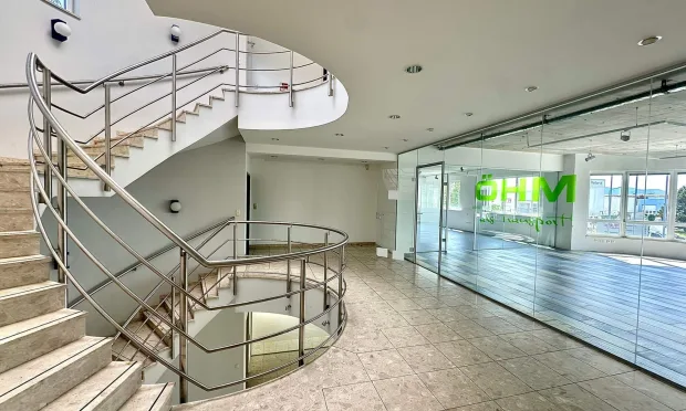 Büro-Lager-Kombi mit großzügiger Grünfläche