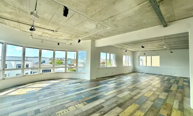 Büro-Lager-Kombi mit großzügiger Grünfläche