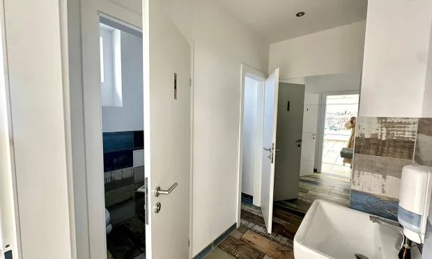 Büro-Lager-Kombi mit großzügiger Grünfläche