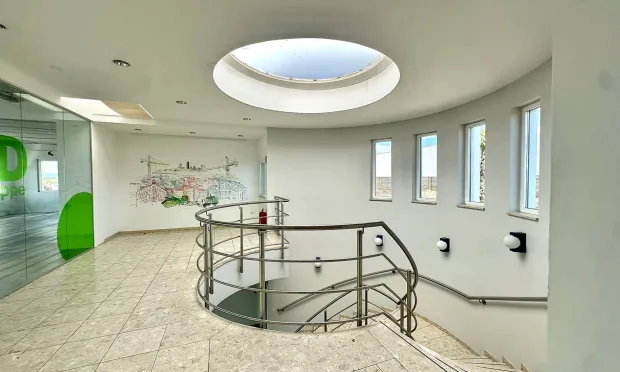 Büro-Lager-Kombi mit großzügiger Grünfläche