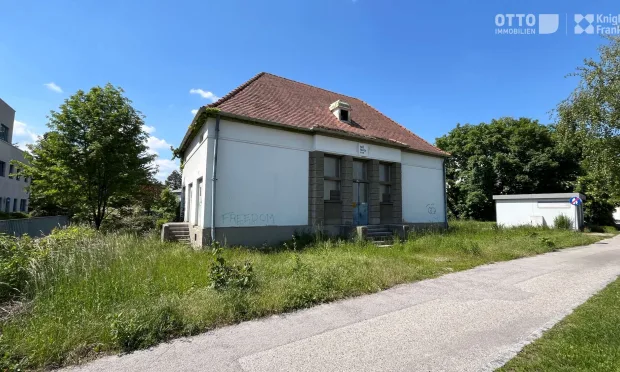 Urbanes Grundstück mit altem Trafohäuschen