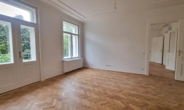 Erstbezug - Altbau mit Balkon - Blick in den Drasche Park