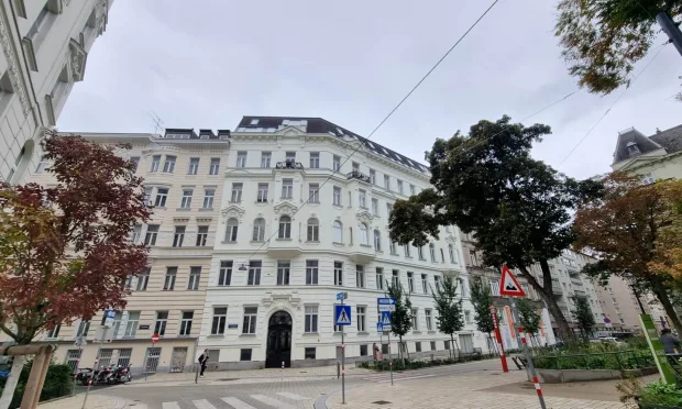 klassischer Altbau mit Balkon - Blick in den Park