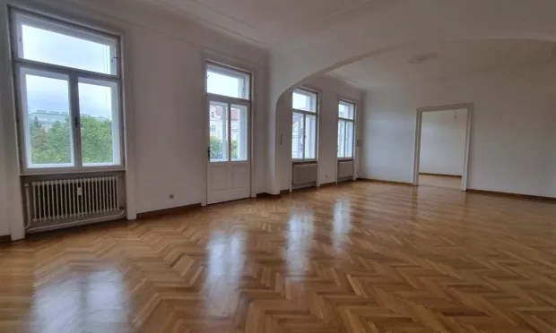 klassischer Altbau mit Balkon - Blick in den Park