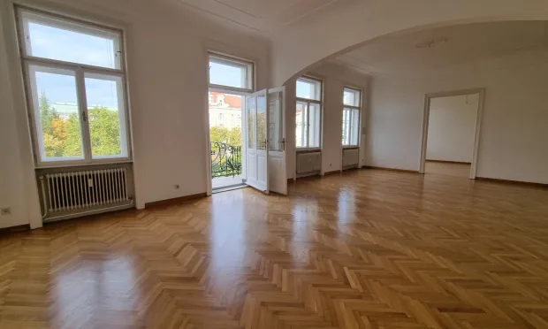 klassischer Altbau mit Balkon - Blick in den Park