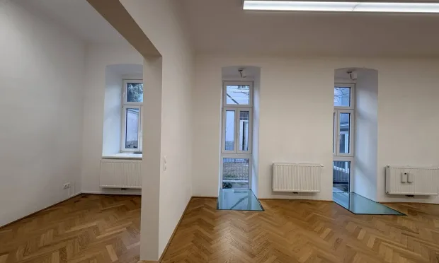 Helle Bürofläche mit Terrasse und Garten