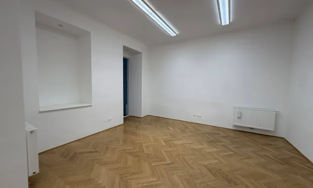 Helle Bürofläche mit Terrasse und Garten