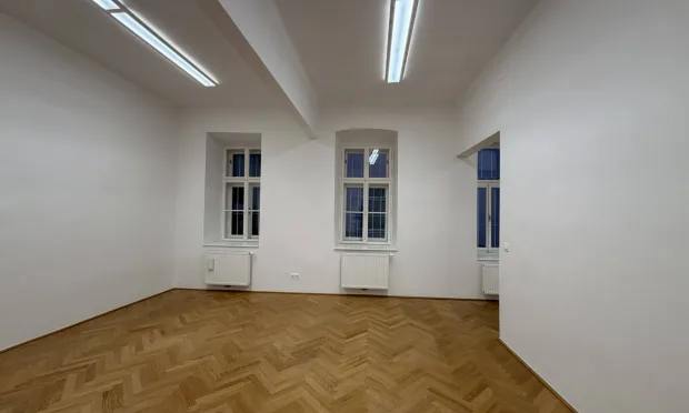 Helle Bürofläche mit Terrasse und Garten