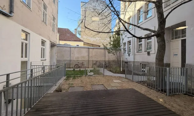 Helle Bürofläche mit Terrasse und Garten