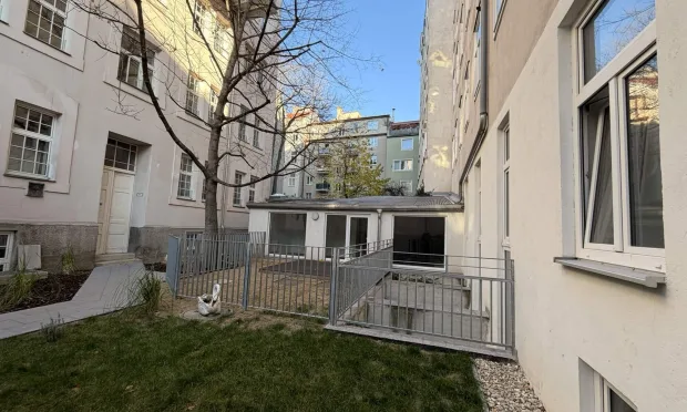 Helle Bürofläche mit Terrasse und Garten