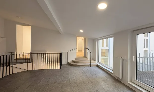 Helle Bürofläche mit Terrasse und Garten