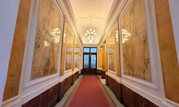 Lichtdurchflutetes klimatisiertes Altbaubüro