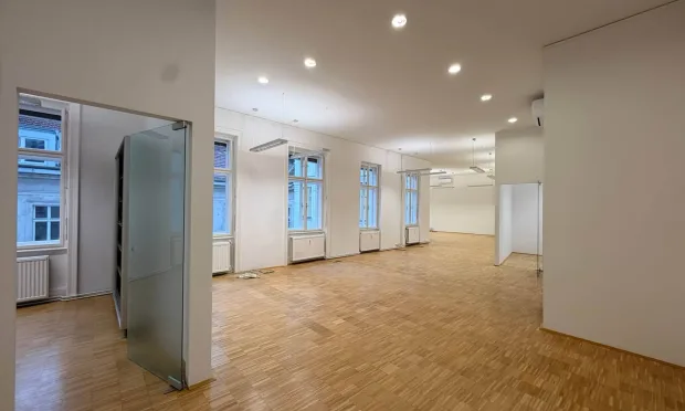 Lichtdurchflutetes klimatisiertes Altbaubüro