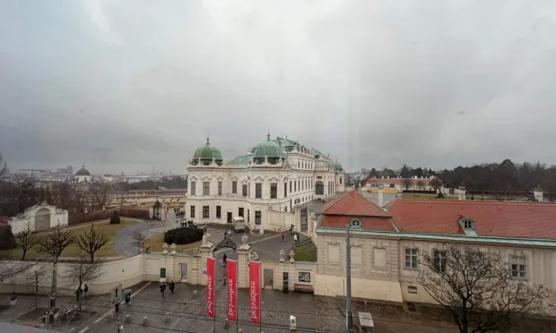 Helle Altbauflächen mit Blick auf Schloss Belvedere