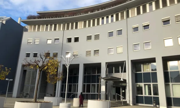 Offene Bürofläche mit viel Tageslicht