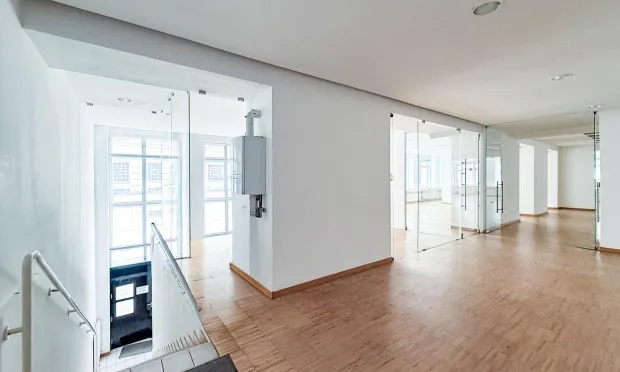 Arbeiten mit Stil – Großzügiges Altbaubüro in gefragter Citylage