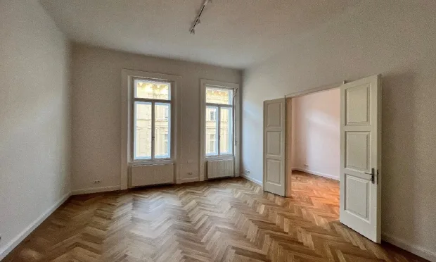 Palais Löwenthal, klassische Altbauwohnung mit Balkon im 3.Liftstock