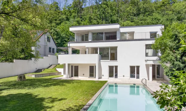 Sievering Villa: Pool, Garden, and Abundant Space for Living
