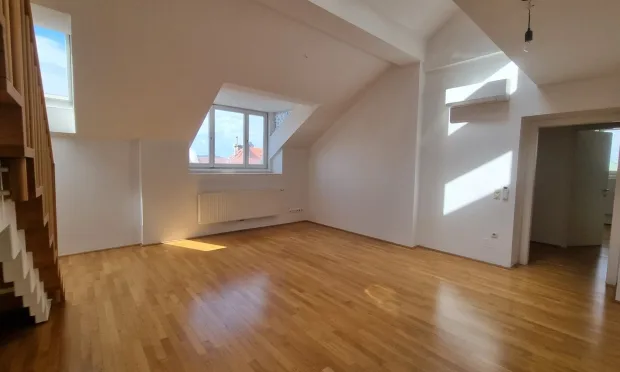 Top-floor apartment, 3 bedrooms, near Votive Church.
