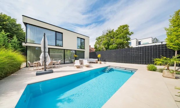 Villa mit Pool und hochwertiger Ausstattung