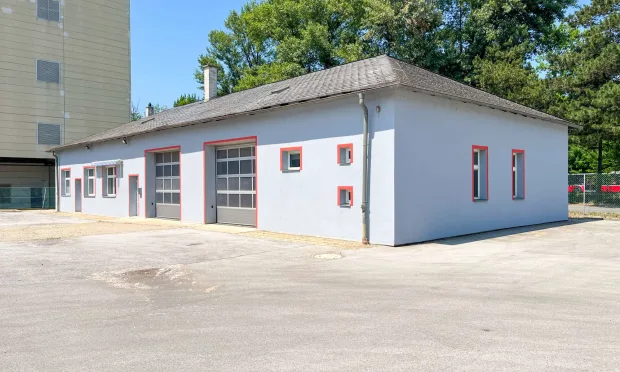 Ausgestattete KFZ-Werkstatt mit Grube und Bremsenprüfstand