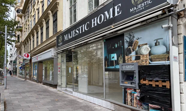 Zentrale Geschäftsfläche mit Schaufensterfront
