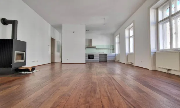 Classic Viennese period apartment in the heart of the city, featuring 3 bedrooms on the 4th floor with elevator access.