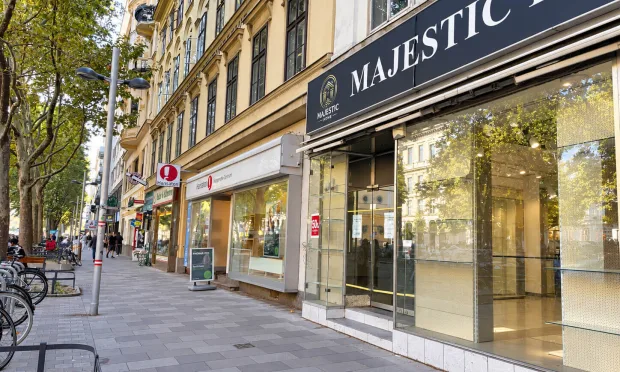 Zentrale Geschäftsfläche mit Schaufensterfront
