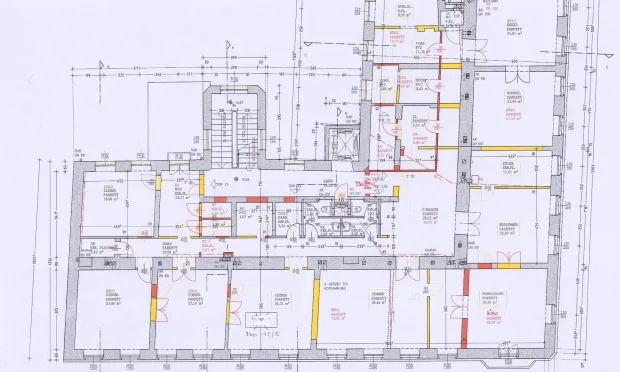 Thumbnail: Helle Altbauflächen mit Blick auf Schloss Belvedere