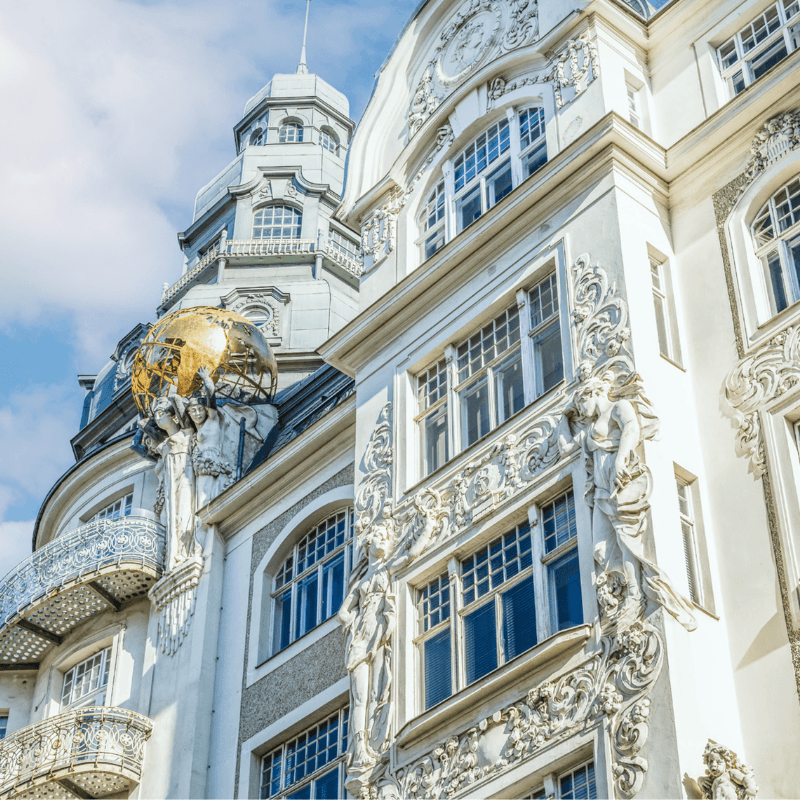 Mehrgeschossiges Zinshaus in Wien mit klassischer Fassade