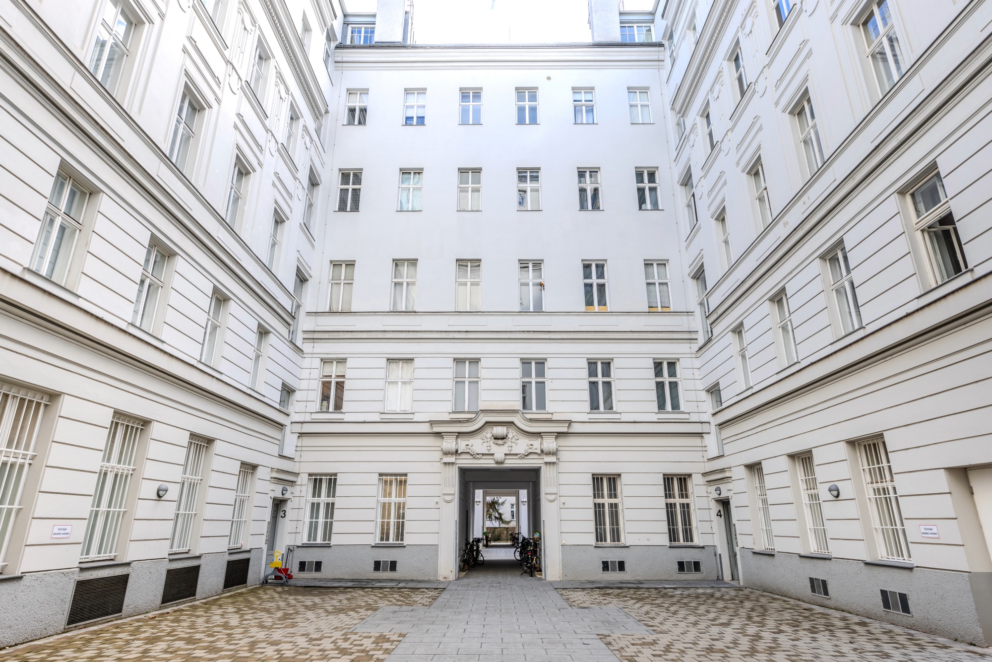 Der Innenhof eines mehrstöckigen Zinshauses.