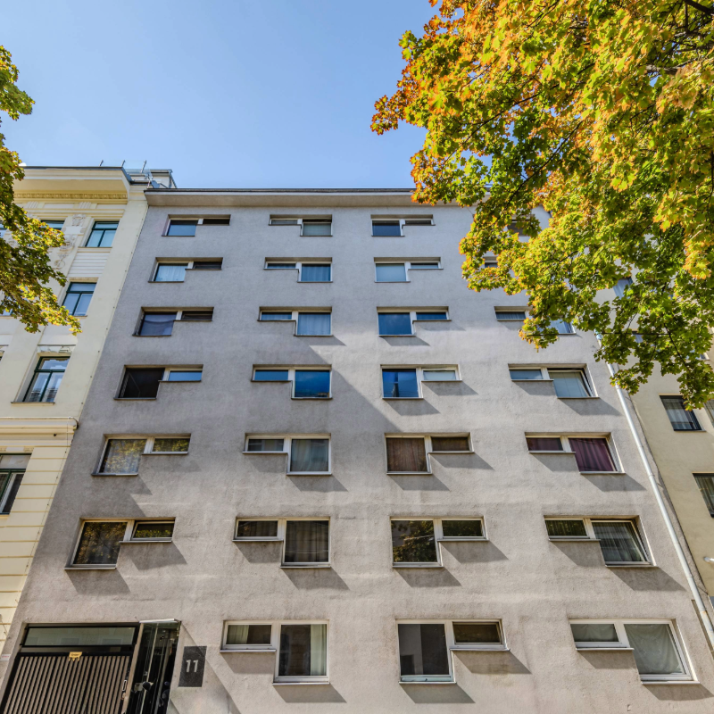 Mehrstöckiges Wohnhaus mit Bäumen davor
